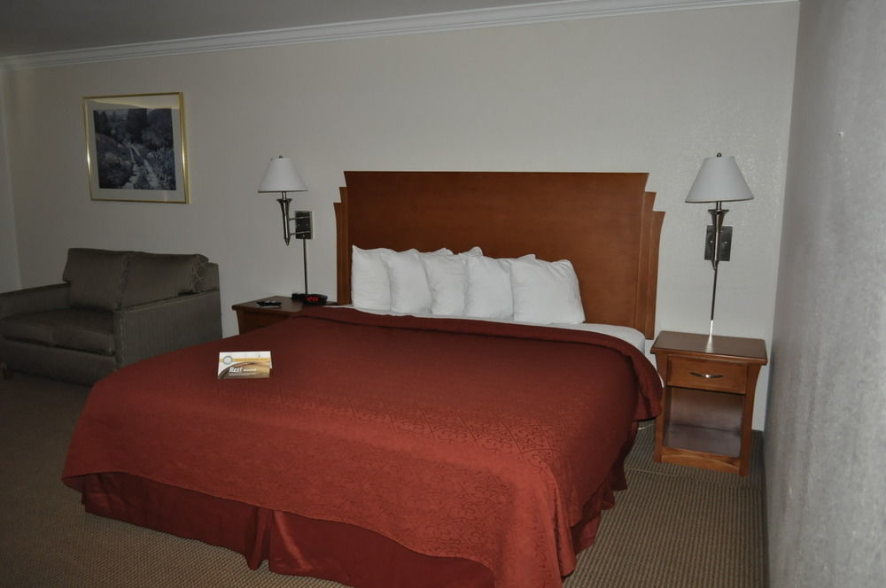 Quality Inn & Suites Salina Exterior foto